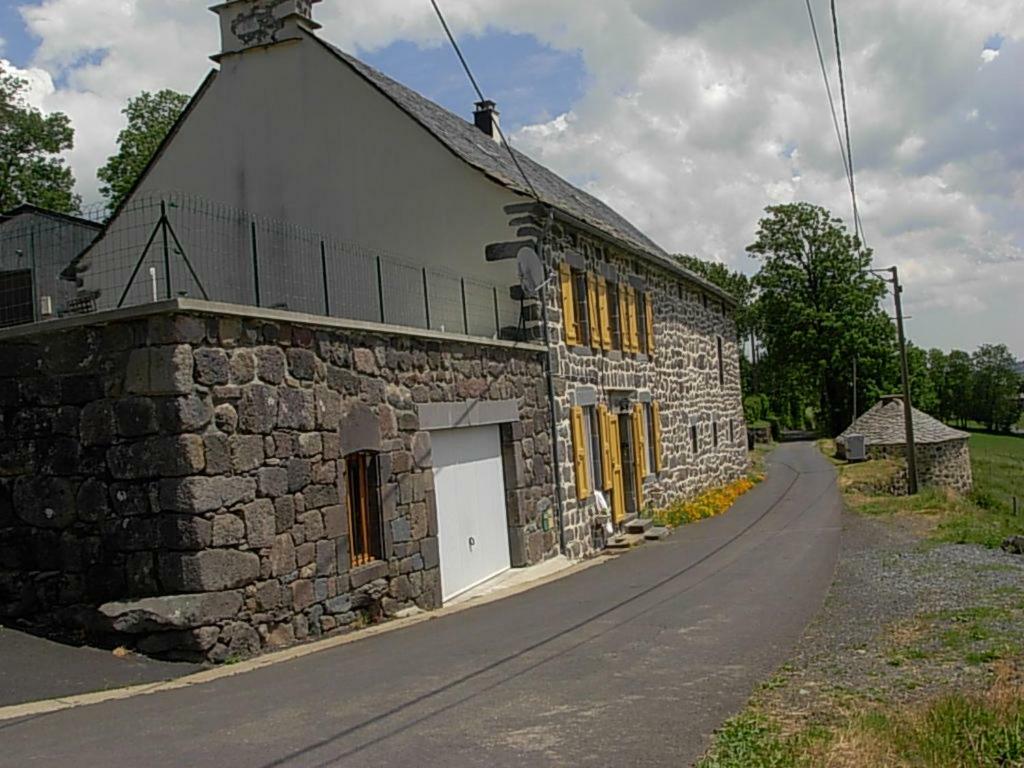 Vacances Au Pied Des Monts Du Cantal Laveissiere Exterior photo
