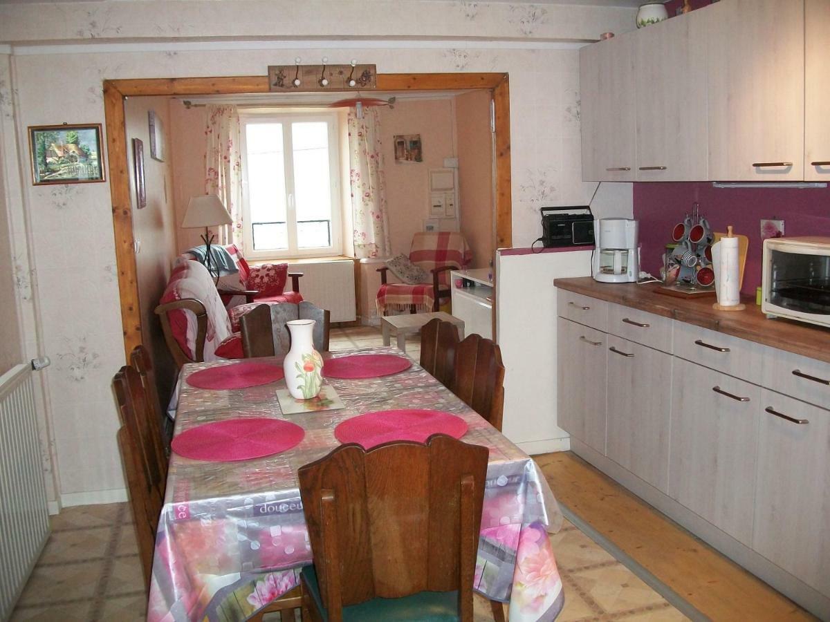 Vacances Au Pied Des Monts Du Cantal Laveissiere Exterior photo